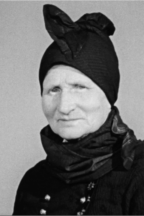 A fanø woman puts on her headwear poster
