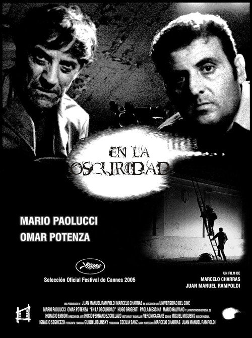 En la oscuridad poster