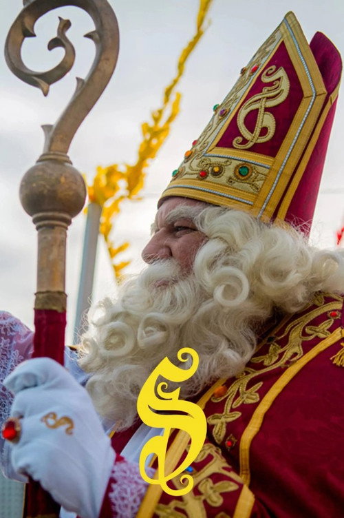 Hij komt, hij komt... De intrede van de Sint poster